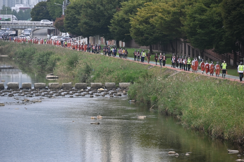 순례하는 대중들(거창구간) (6)